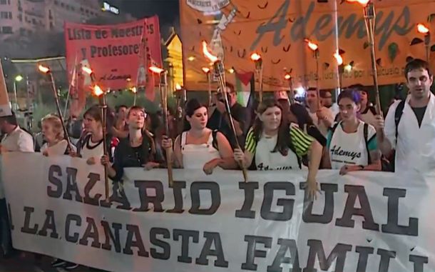 Realizan marcha de antorchas por la aplicación de la Ley de Financiamiento Universitario
