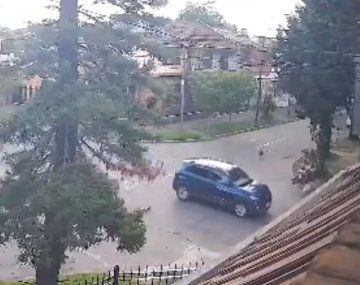 Motociclista fue atropellada por una camioneta y pelea por su vida: el conductor se dio a la fuga