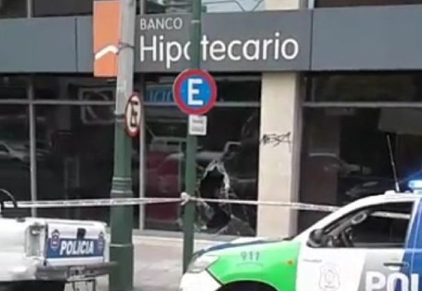 Lomas de Zamora: en cinco minutos, se robaron $650 mil de un banco