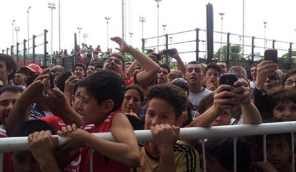 Hubo un banderazo en el Monumental para acompañar al plantel de River
