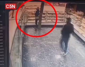 El video de una panadera que se defendió de un robo a escobazos