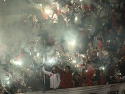 iluminados por los fuegos: mira el impresionante recibimiento de los hinchas de river iluminados por los fuegos: mira el impresionante recibimiento de los hinchas de river
