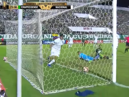 La pelota, en la línea, no quiso entrar en el arco de Nacional