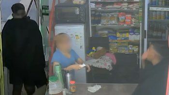 el ladron de la capa quiso robar un kiosco, la empleada lo amenazo con un cuchillo y huyo haciendole burlas el ladron de la capa quiso robar un kiosco, la empleada lo amenazo con un cuchillo y huyo haciendole burlas