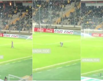 ¡A las trompadas! Así arreglan la cancha de Peñarol