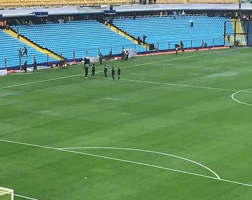 Los árbitros inspeccionaron el campo de juego de La Bombonera y determinaron que no se juegue