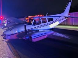 impactante video: una avioneta se desplomo sobre un auto al intentar aterrizar de emergencia en florida impactante video: una avioneta se desplomo sobre un auto al intentar aterrizar de emergencia en florida