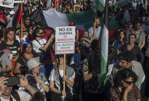 Plaza de Mayo: dirigentes y militantes políticos reclamaron el cese de las hostilidades en la Franja de Gaza