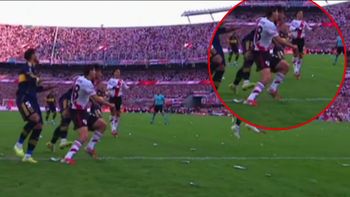 El otro penal que reclaman los hinchas de River y que la TV no repitió durante el Superclásico
