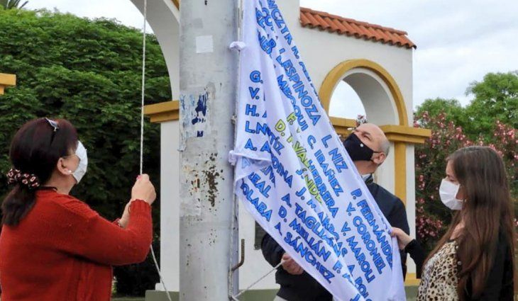 Flamea una bandera con los nombres de los tripulantes del ARA San Juan en Punta Alta