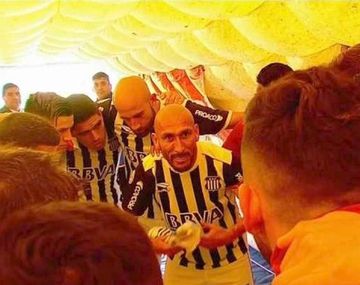 Hay que tener huevitos para jugar al fútbol: la arenga del Cholo Guiñazú en la Bombonera