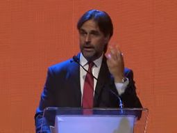 El presidente Luis Lacalle Pou destacó los hitos de su gestión en la cena anual del CED. El presidente Luis Lacalle Pou destacó los hitos de su gestión en la cena anual del CED.