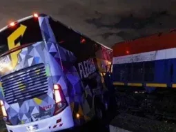 Un tren de carga arrolló a un micro de larga distancia en Santa Fe