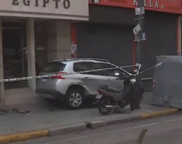Fuerte choque en la zona del Abasto dejó un herido y un auto subido a la vereda
