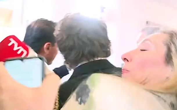 Funcionaria, hermana y patovica: así empujó Karina Milei a periodista chileno que se acercó a Javier Milei