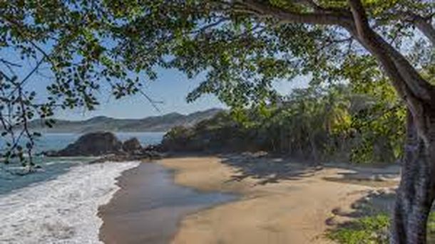 Sayulita es una pequeña ciudad costera en la Riviera Nayarit. Sayulita es una pequeña ciudad costera en la Riviera Nayarit.
