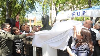 en el dia de la lealtad, inauguraron un busto de peron en parque centenario en el dia de la lealtad, inauguraron un busto de peron en parque centenario