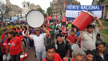 miles de militantes se manifestaron en plaza de mayo miles de militantes se manifestaron en plaza de mayo