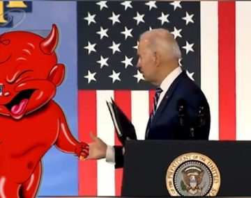 Estallaron los memes por el saludo de Joe Biden
