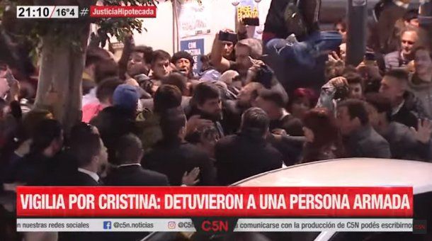 Vigilia Cristina Kirchner: detuvieron a una persona armada