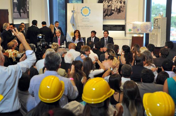 CFK y el 18F: Agradezco a los miles que se volcaron a la calle sin paraguas