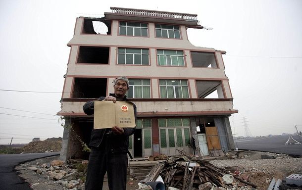 Luo muestra su casa en el medio de la calle