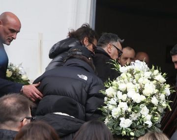 El pedido de Flor de la V durante la cobertura del último adiós a Silvina Luna