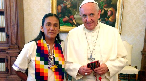 Gesto del Papa: Francisco le mandó un rosario bendecido a Milagro Sala