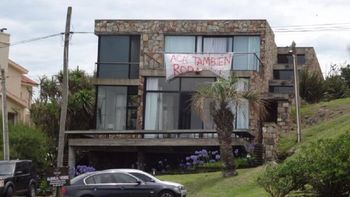 Cartel Acá también robaron en Punta del Este. Gentileza: diario El País Cartel Acá también robaron en Punta del Este. Gentileza: diario El País