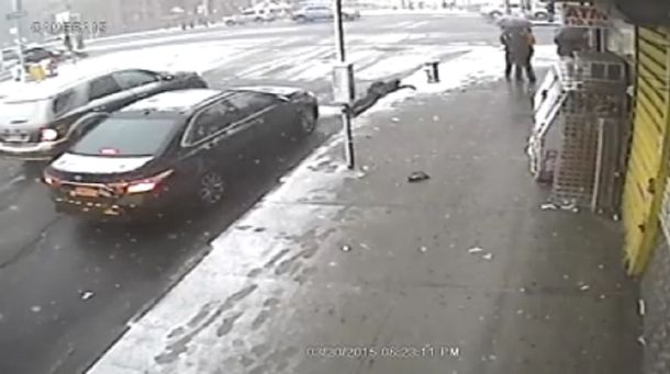 Video muestra el momento en que un taxista empuja a un hombre y lo hace volar