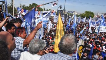 en un ano se perdieron 3.200 empleos en la industria petrolera en un ano se perdieron 3.200 empleos en la industria petrolera