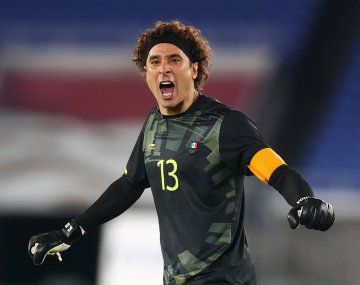 Robert Lewandowski erró un penal: así se lució el arquero de México