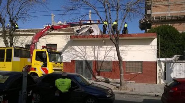 Pudo ser una tragedia: cayeron dos tanques de agua de un colegio en Villa Lugano