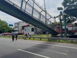 Se derrumbó parte de un puente en el cruce de la General Paz y avenida Roca