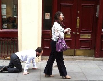 Lo tiene cortito: una mujer sorprende al pasear a su hombre con correa por la calle