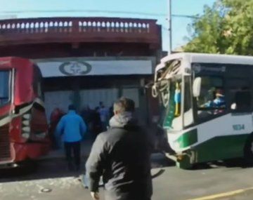 Fuerte choque de colectivos en Flores deja 35 heridos