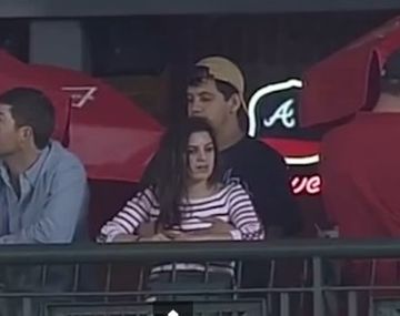 Una pareja se puso cariñosa en un partido muy aburrido