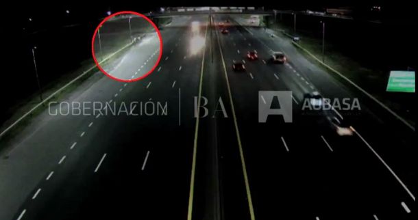 Violento golpeó a su mujer, incendió la casa y escapó cruzando una autopista