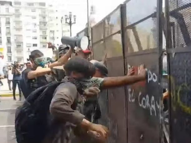 Tensión en el Congreso: choques entre jubilados y la Policía en una nueva jornada de protesta