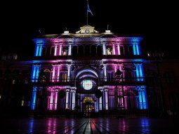 La Casa Rosada se iluminó con la bandera trans tras la sanción de la Ley Cupo Laboral Travesti Trans