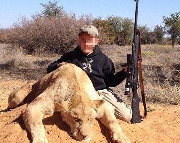 Indignante: un nene de 7 años mató un león y su padre subió una foto