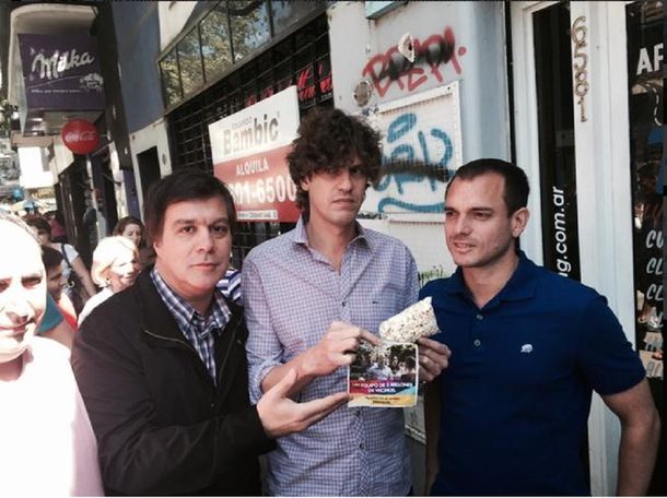 Una ocurrente campaña en la Ciudad: reparten volantes con pochoclos