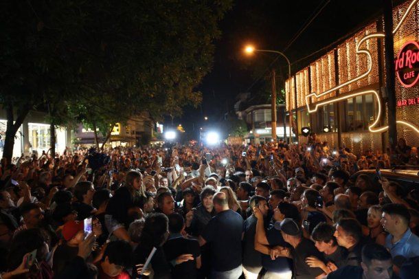 Caótico arribo de Javier Milei a Mar del Plata: recibido con protestas, caminó por la calle entre empujones
