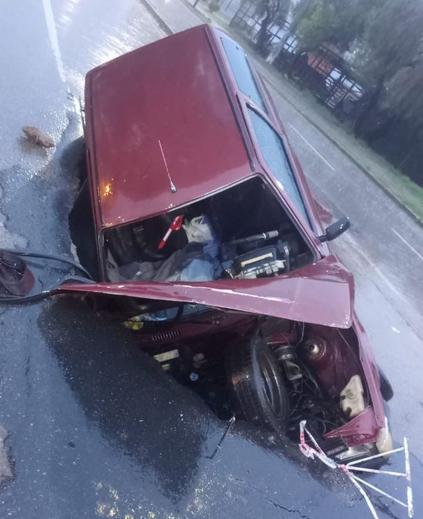 Un auto se cayó en un pozo gigante en Córdoba.