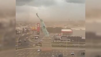 impactante video: temporal derribo una replica de la estatua de la libertad en porto alegre impactante video: temporal derribo una replica de la estatua de la libertad en porto alegre