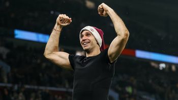 lo aman: el tremendo festejo navideno del dibu martinez con los hinchas del aston villa lo aman: el tremendo festejo navideno del dibu martinez con los hinchas del aston villa