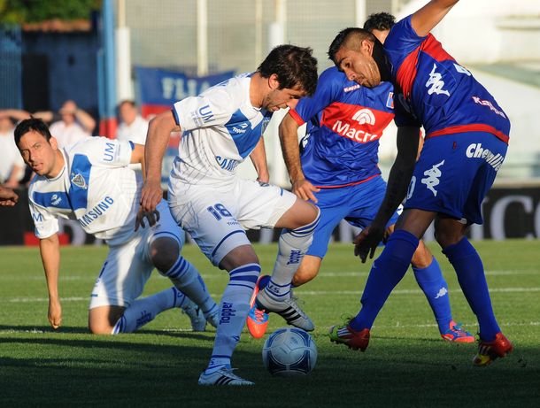 Vélez derrotó a Tigre sobre el final y sigue prendido arriba