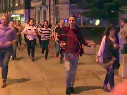 La foto viral de un hombre que se va con su pinta de cerveza durante el atentado