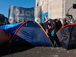Tras la media sanción de la Emergencia Alimentaria, levantaron el acampe en la 9 de Julio