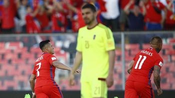 Alexis abrió la cuenta con una obra de arte de tiro libre Alexis abrió la cuenta con una obra de arte de tiro libre